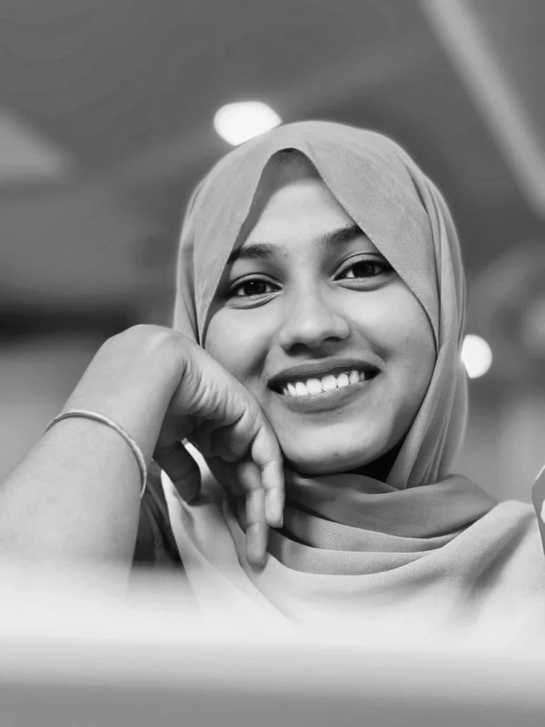 Fida posing